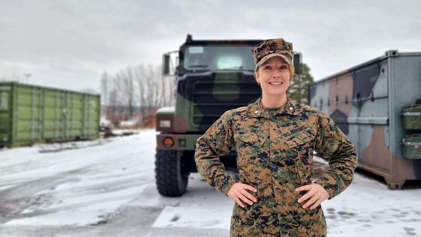 Emmaline "Emmy" Hill är chef för den amerikanska logistikbataljonen som stortrivts på Nylands Brigad. Här framför amerikanskt militärfordon.