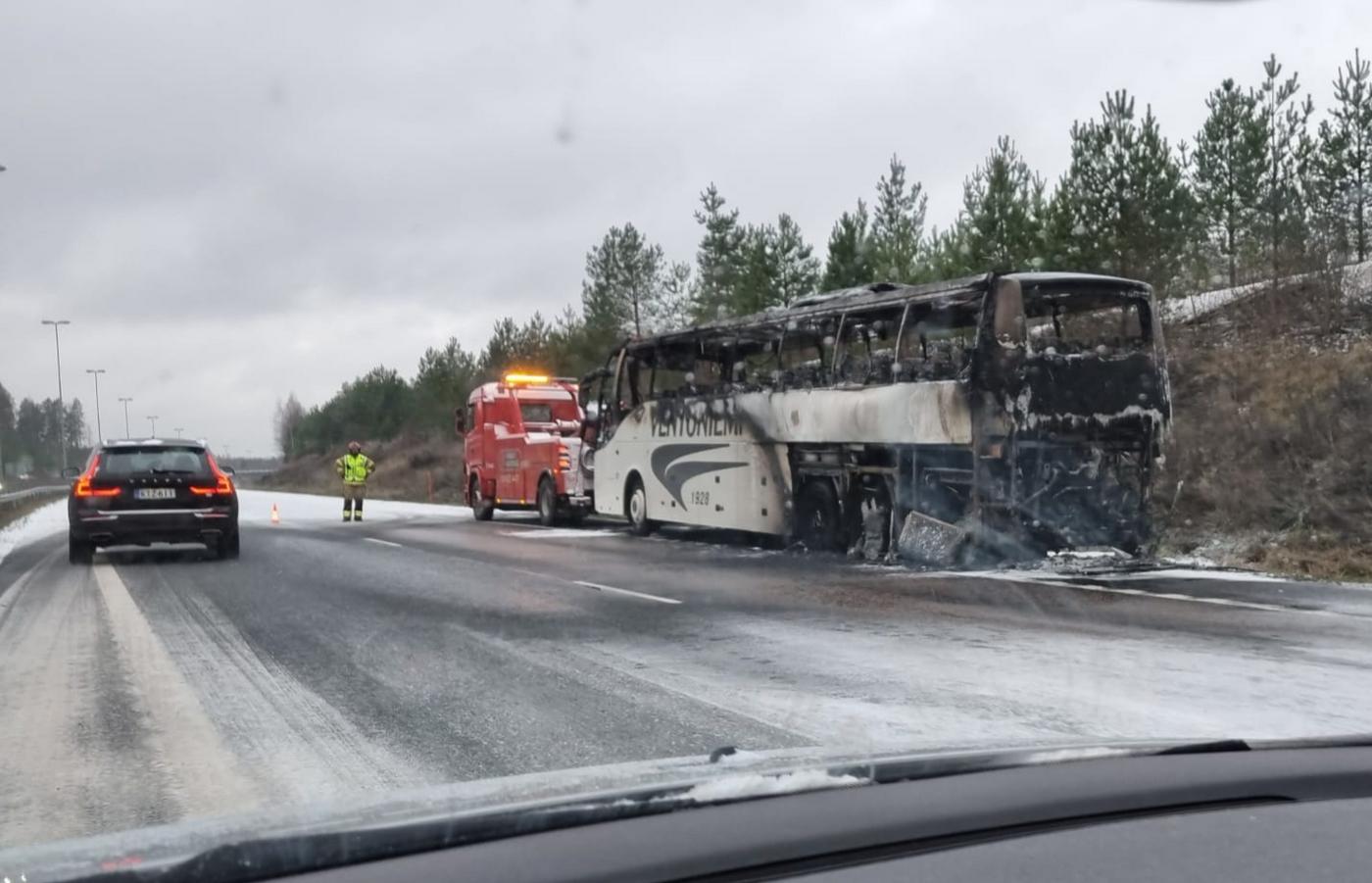 brandhärjad buss på motorväg