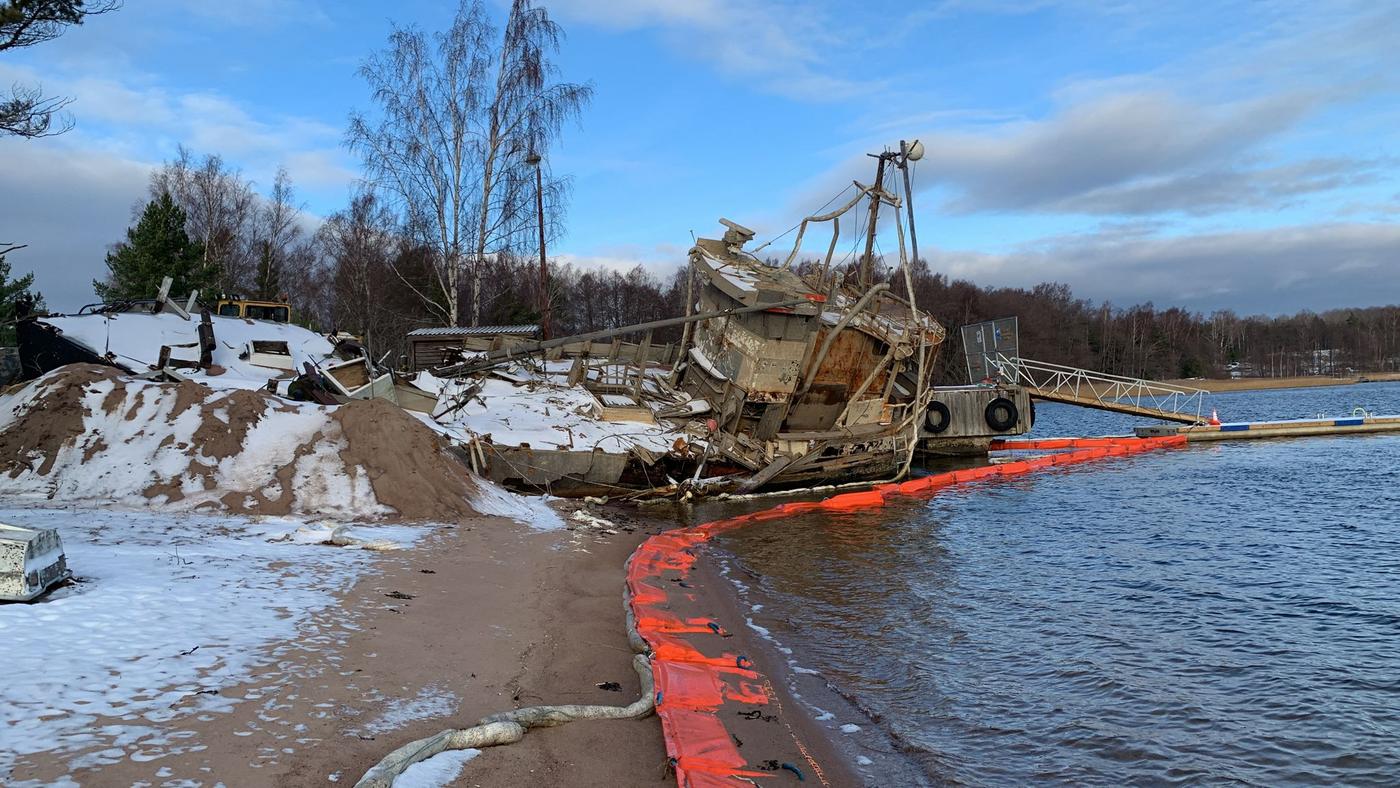 Skrottrålare uppdragen på strand i Lappvik.