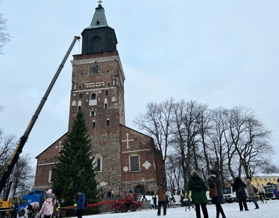 Stor gran och utryckningsfordon framför Åbo domkyrka