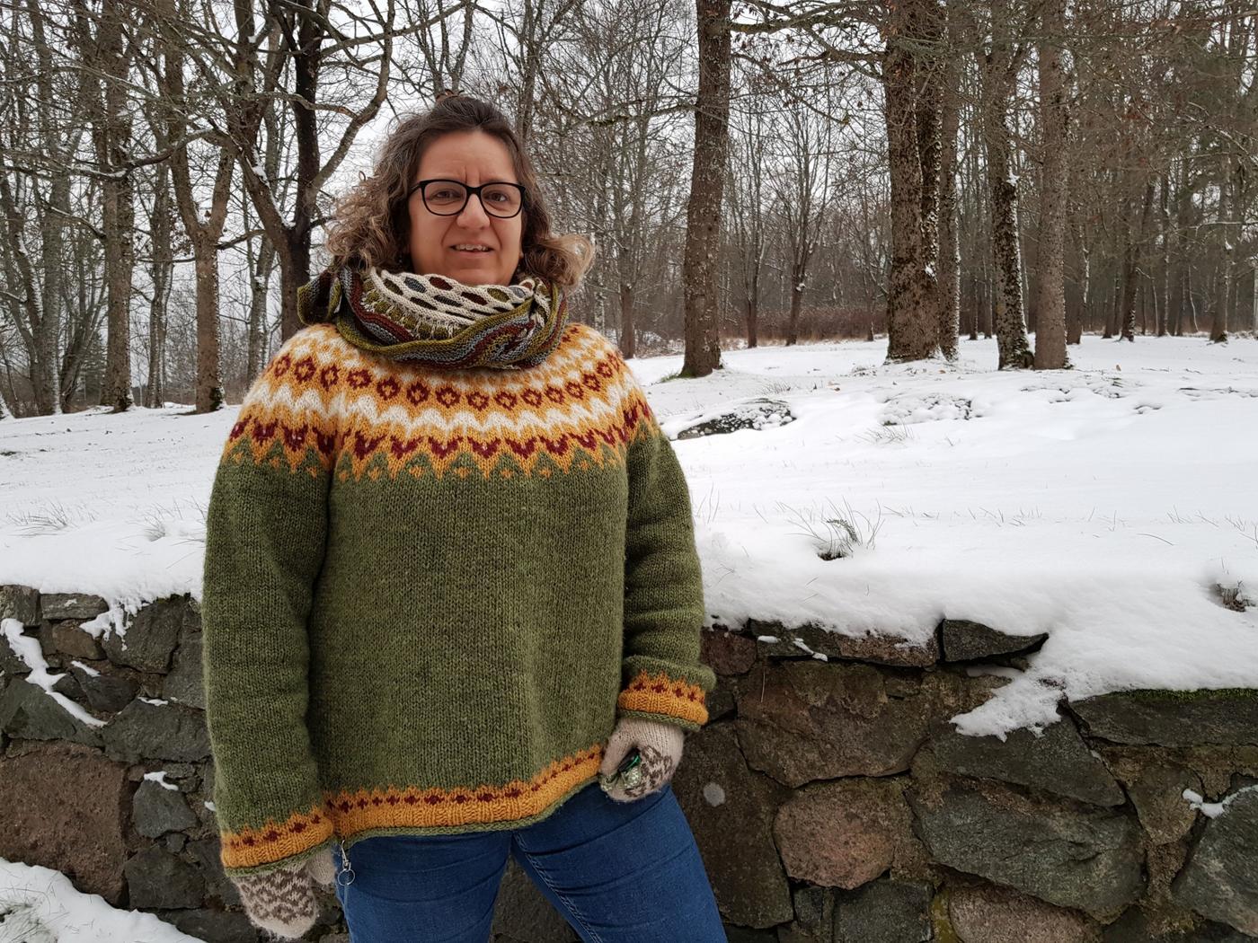 Dam i ylletröja utomhus i vinterlandskap