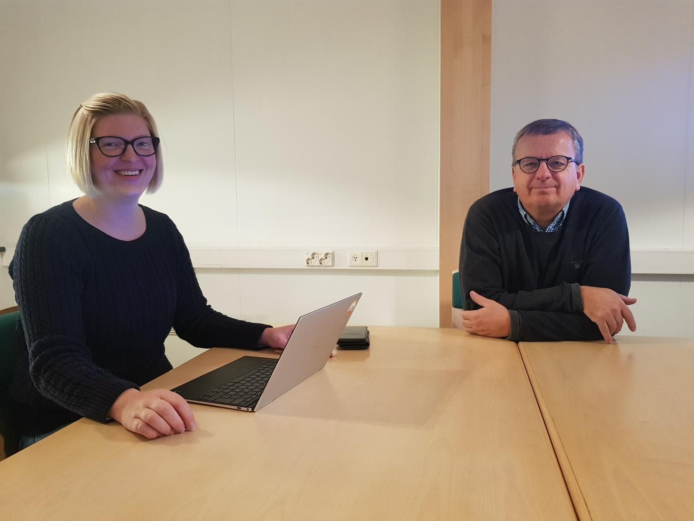 Två personer vid ett bord
