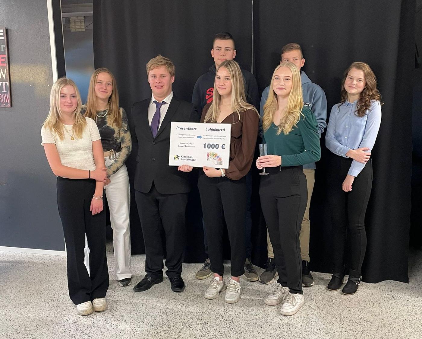 En mindre grupp med en stor check