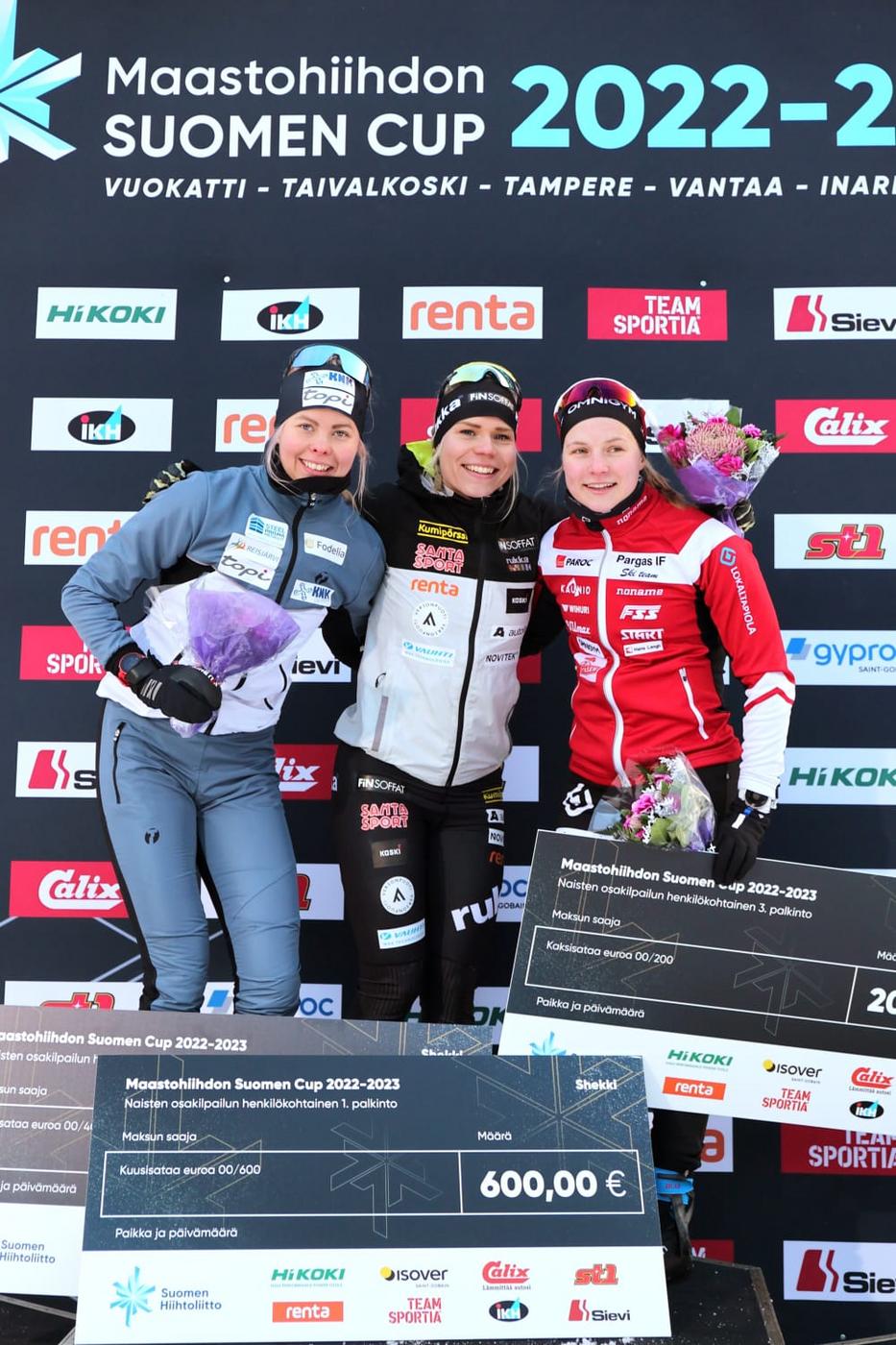 Tre idrottare står på prispall