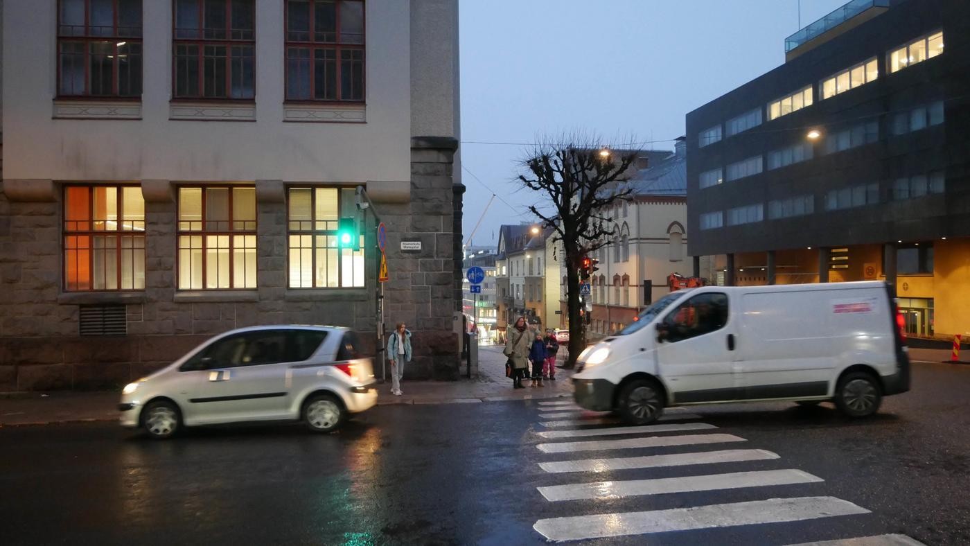 två bilar över ett övergångsställe