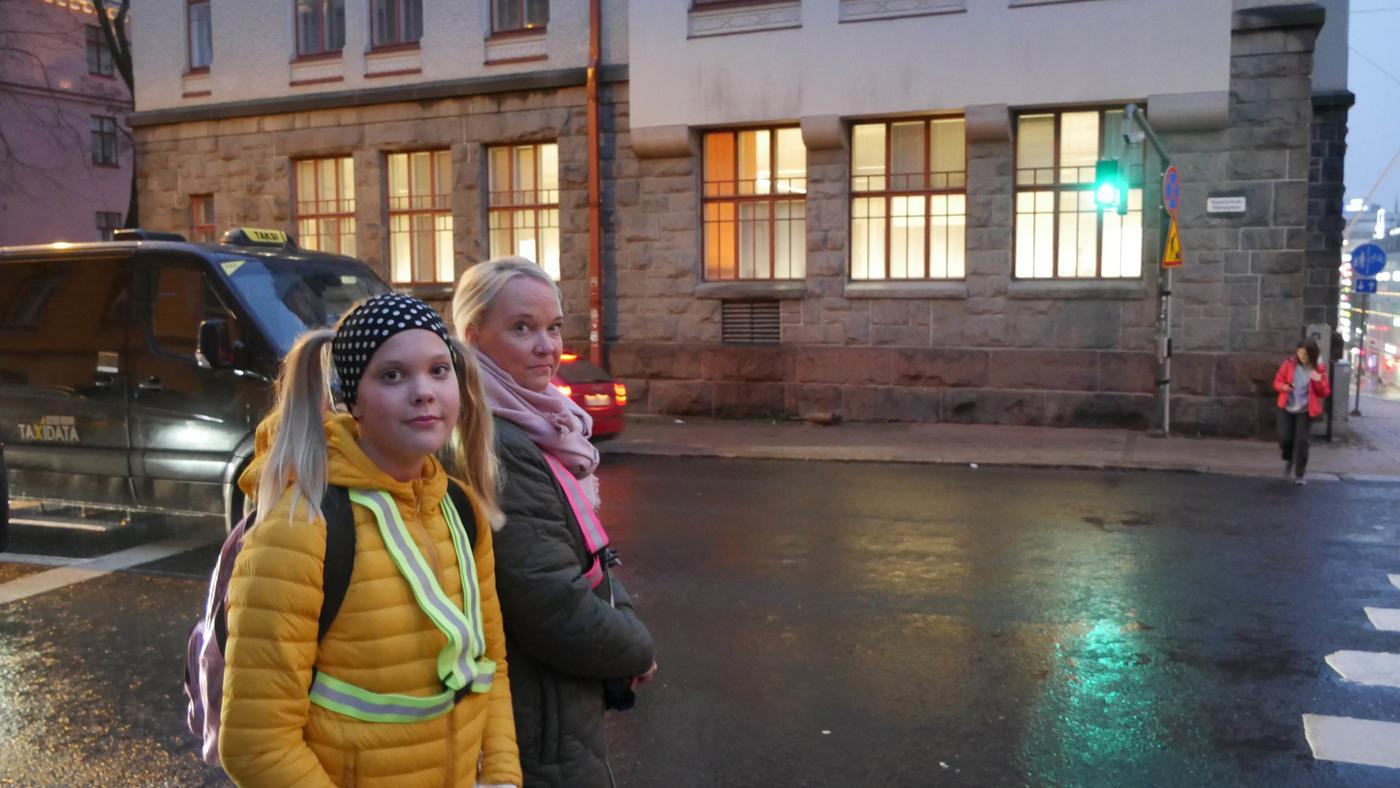 En flicka och hennes mamma vid ett övergångsställe