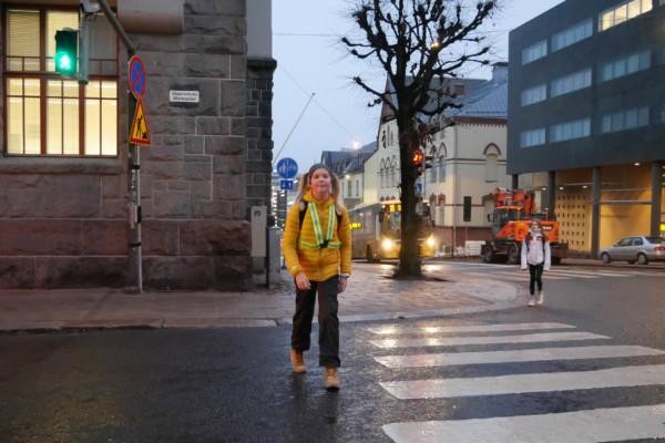 en flicka går över ett övergångsställe