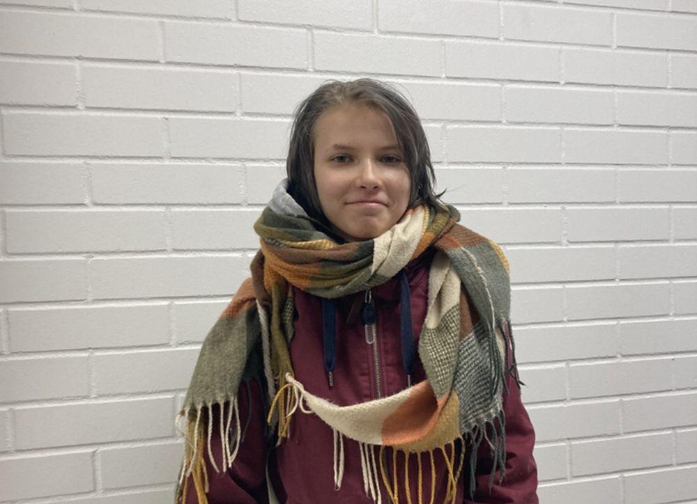 flicka med halsduk
