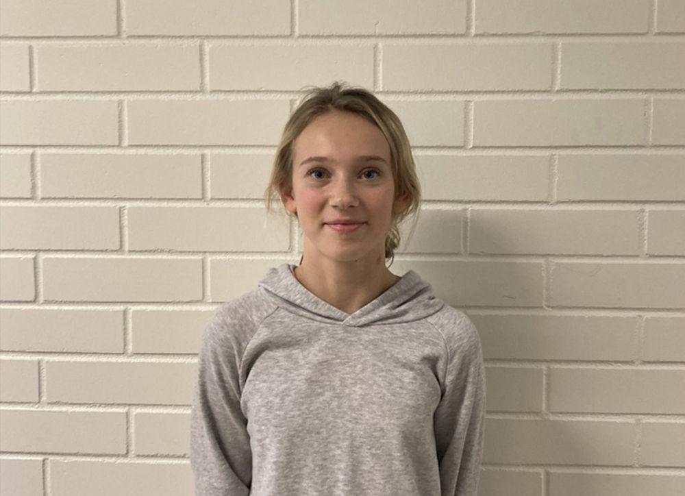 flicka med grå tröja