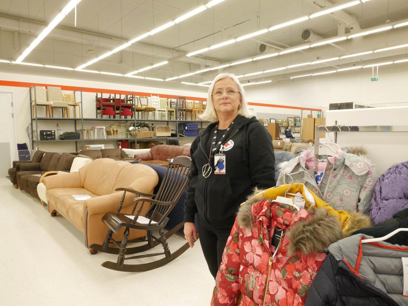 en kvinna i en loppmarknad