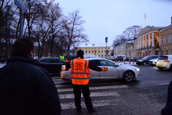 en ordningsvakt vid ett övergångsställe