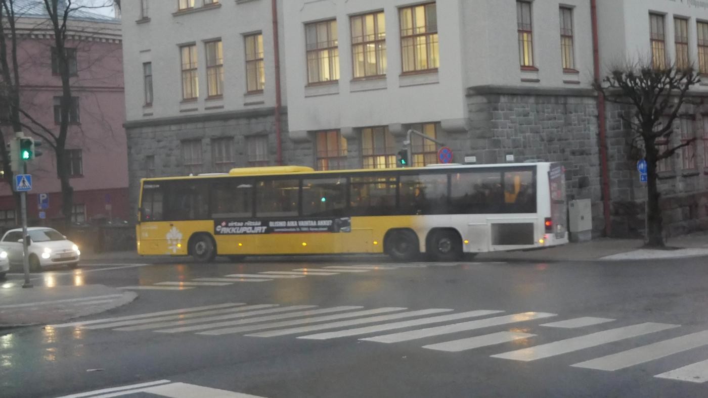 en buss i en korsning