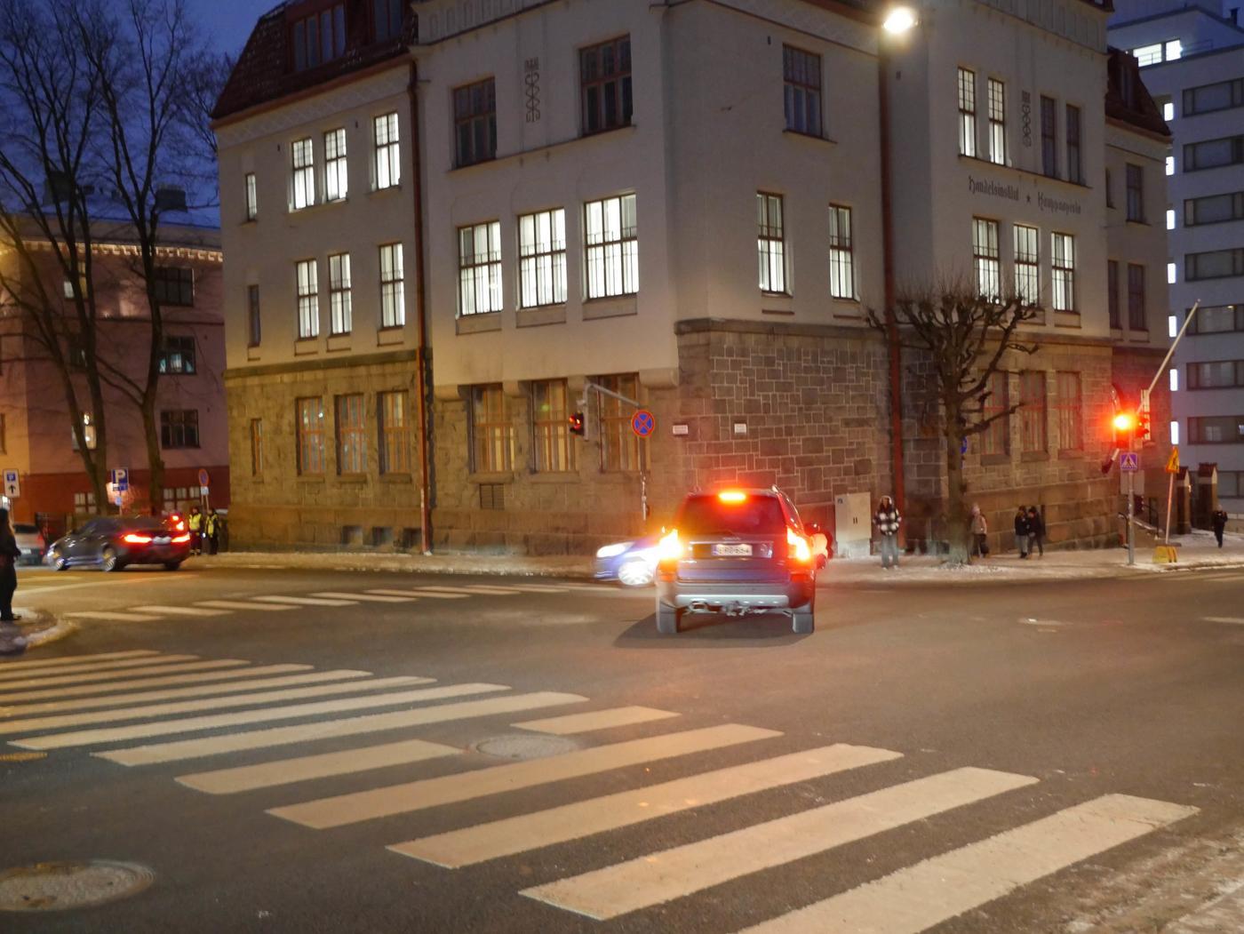 en bil kör i en korsning