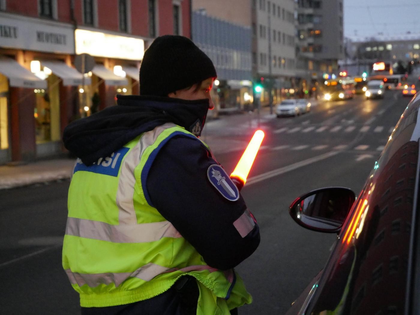 en polis står vid en vl