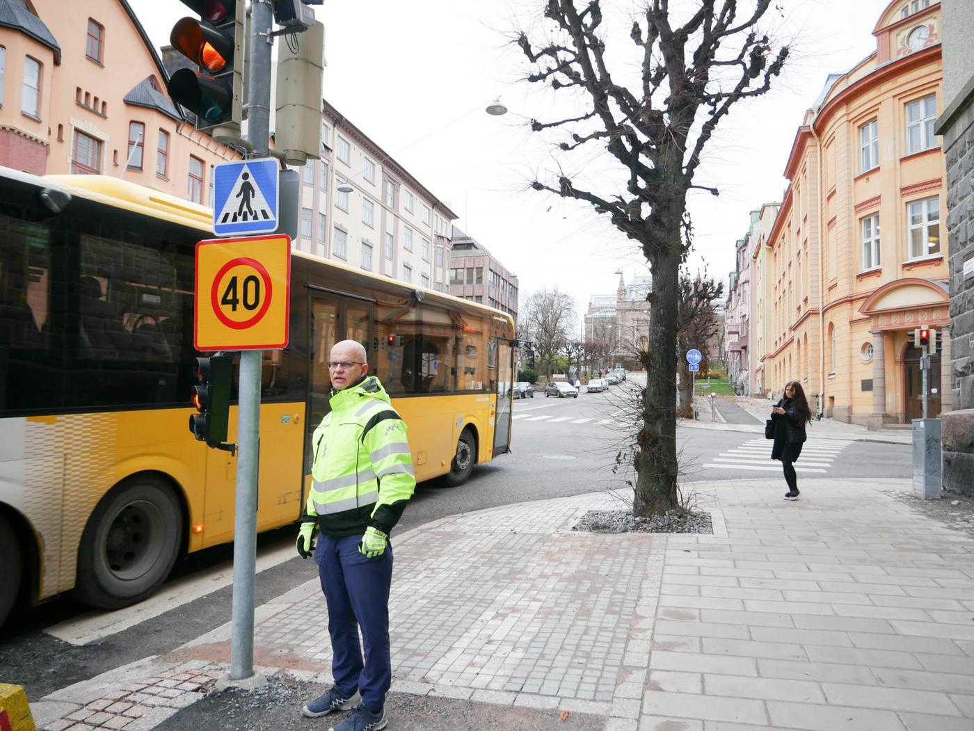 en man står vid en korsning