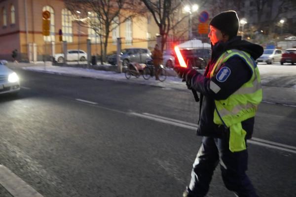 en polis stoppar en bil