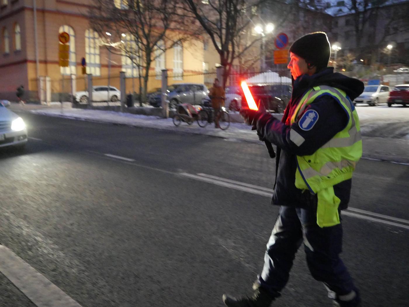 en polis stoppar en bil