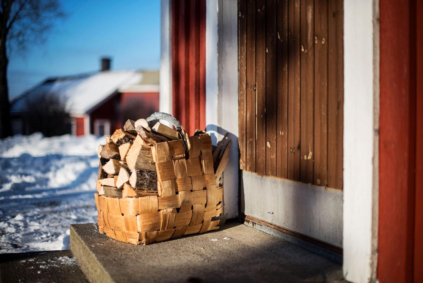 Vedkorg på trappa