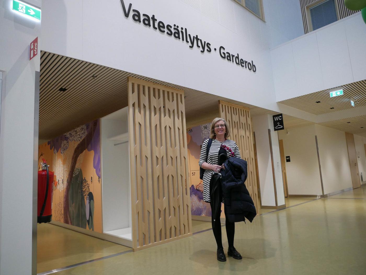 en kvinna står framför en garderob