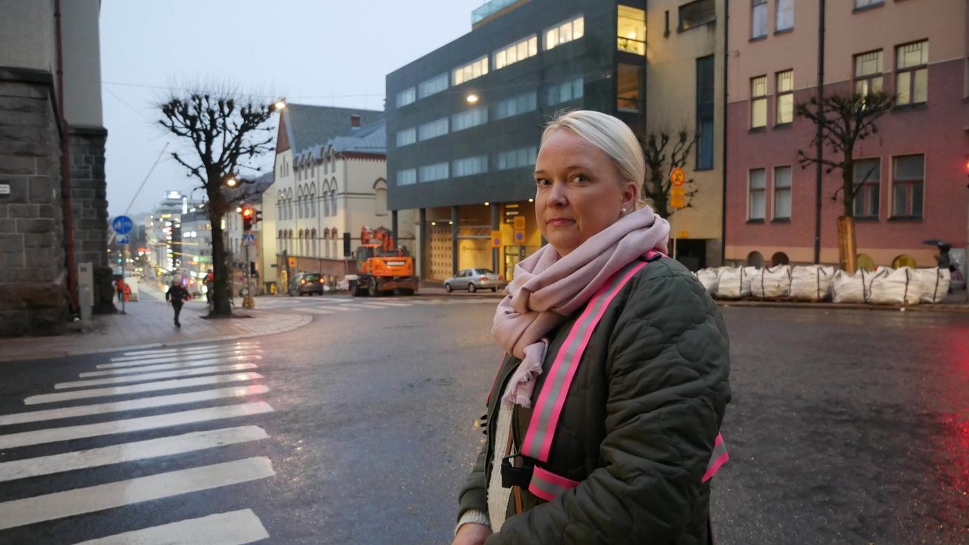 en kvinna står i en korsning