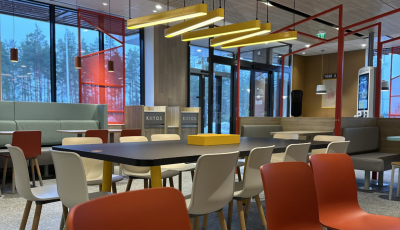 Interiör av en snabbmatsrestaurang