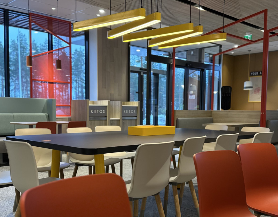Interiör av en snabbmatsrestaurang