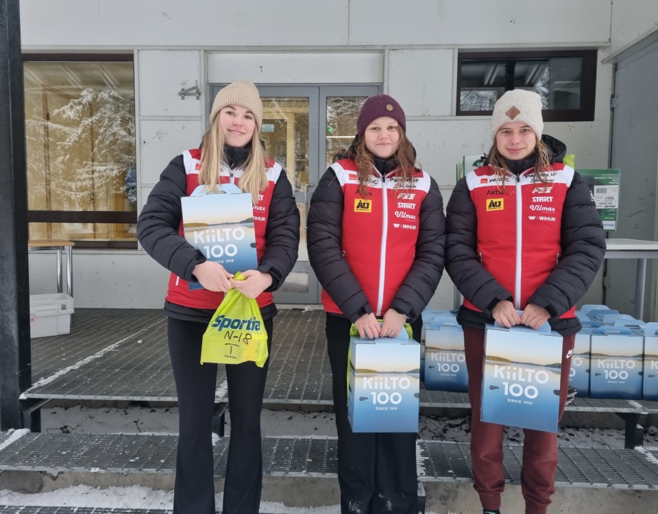 Tre flickor efter en skidtävling.