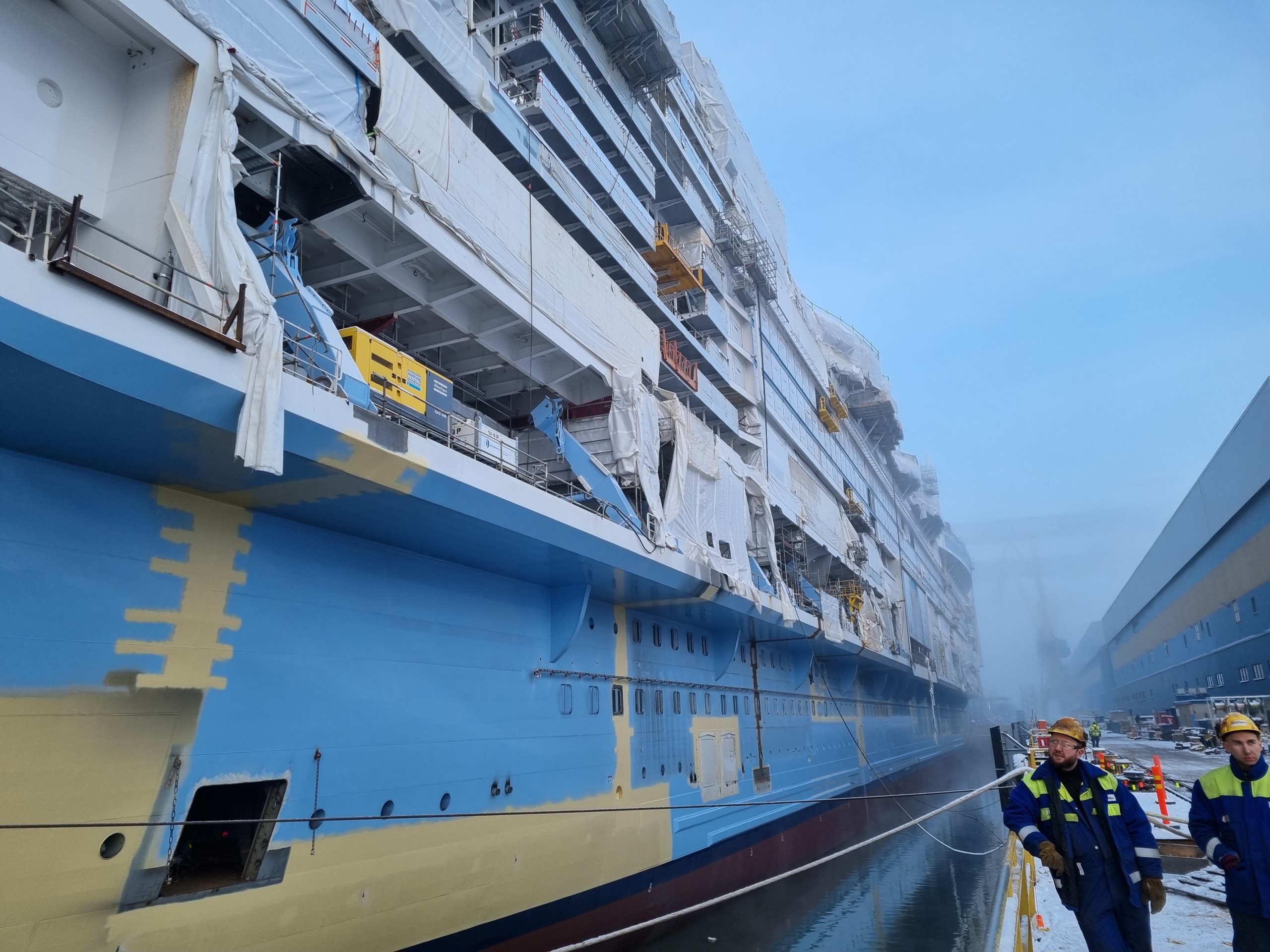 Stort kryssningsfartyg sett framifrån