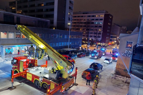 Brandbil med utfälld stege utanför höghus