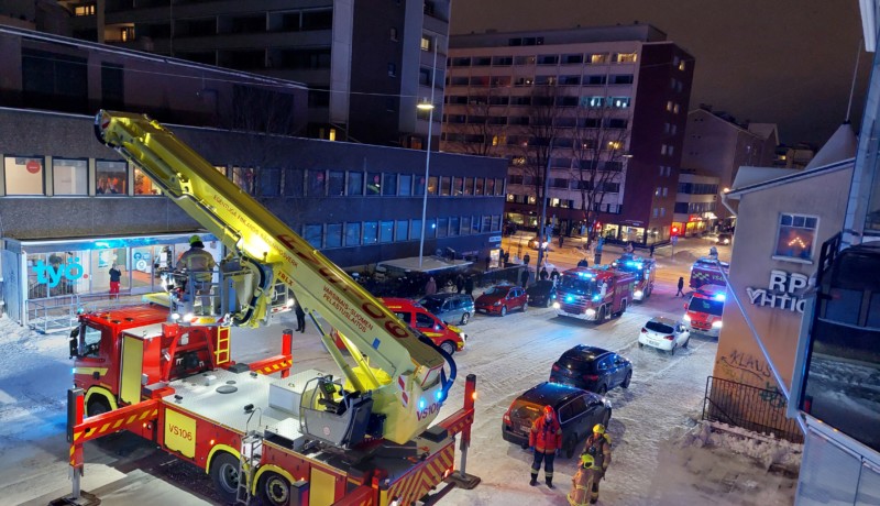 Brandbil med utfälld stege utanför höghus