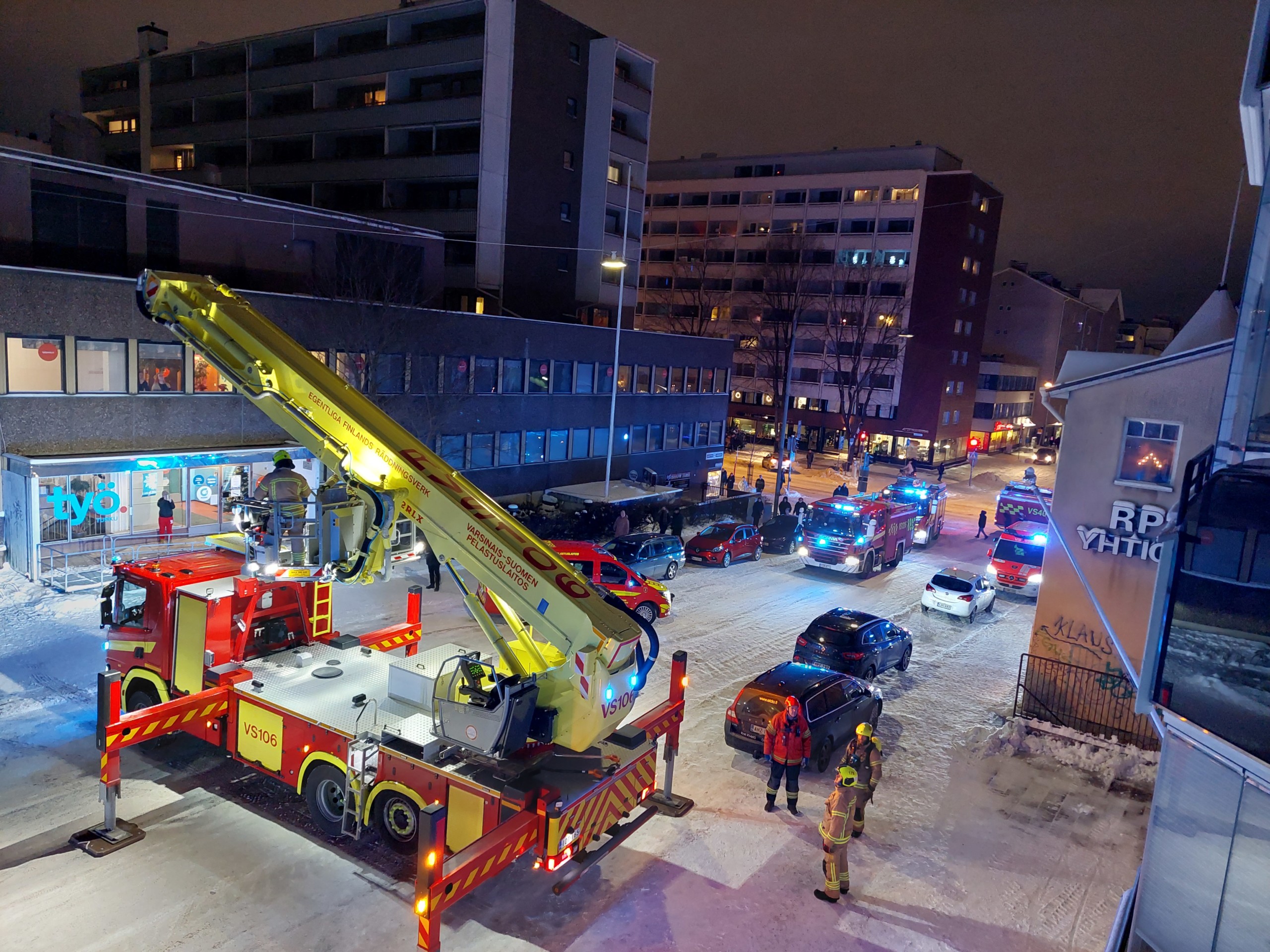 Brandbil med utfälld stege utanför höghus