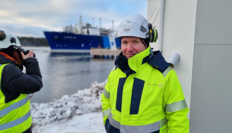 Olli Sipilä med LNG-fartyget Exemplar i bakgrunden.