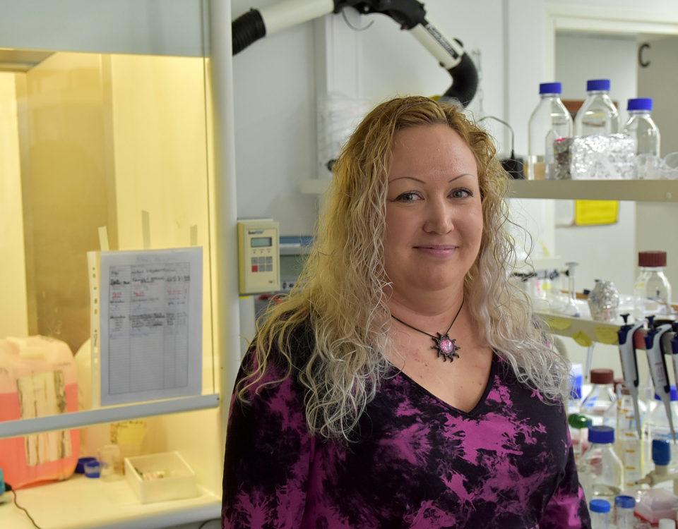 kvinna i laboratorium