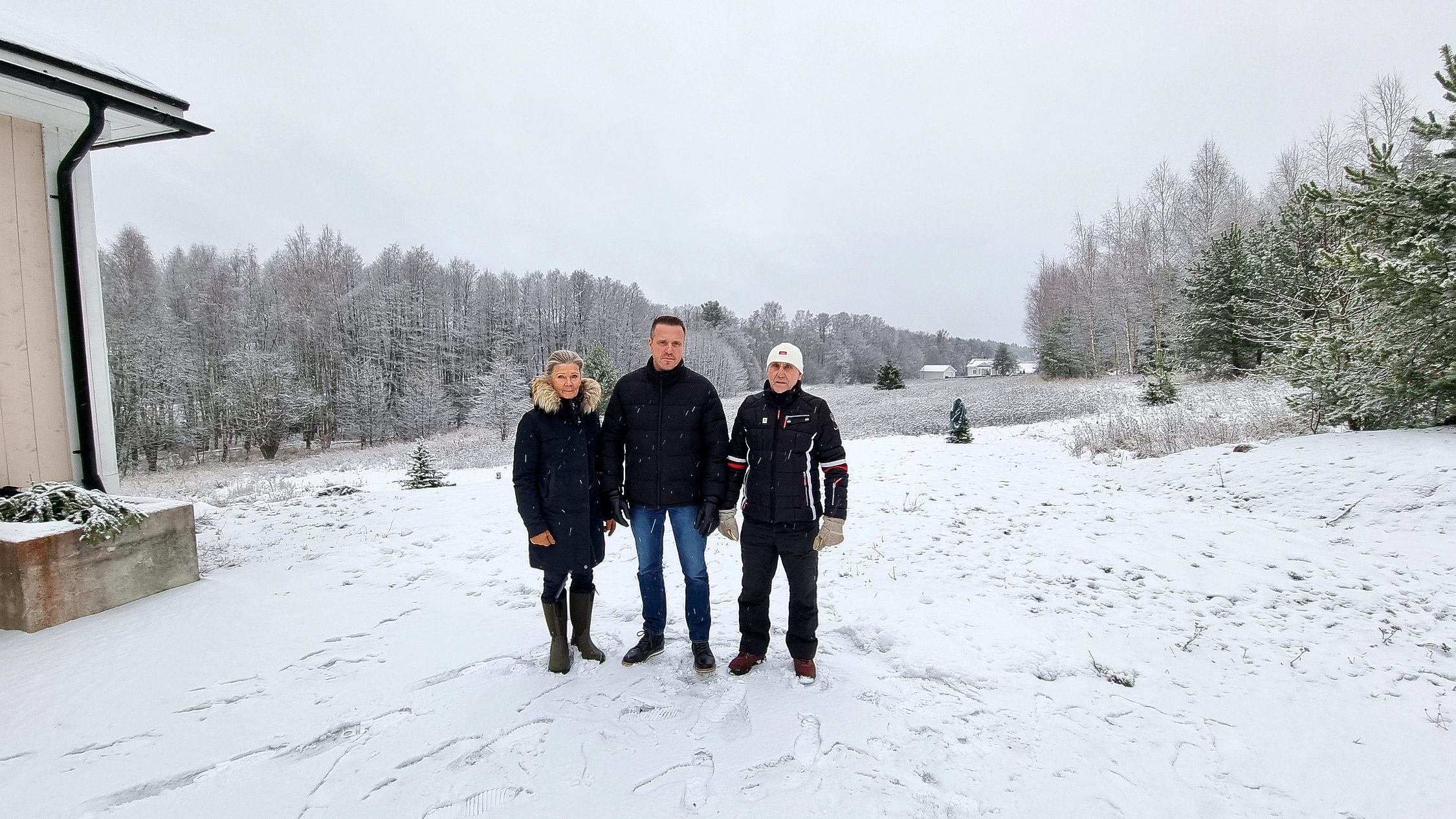 Leena Pulkkinen, Ralf Holmström, Rolf Fagerström på vintrig gård i Leksvall.