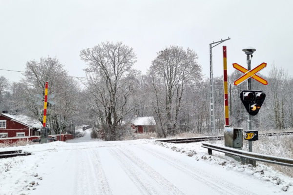 Vintrig järnvägsövergång.