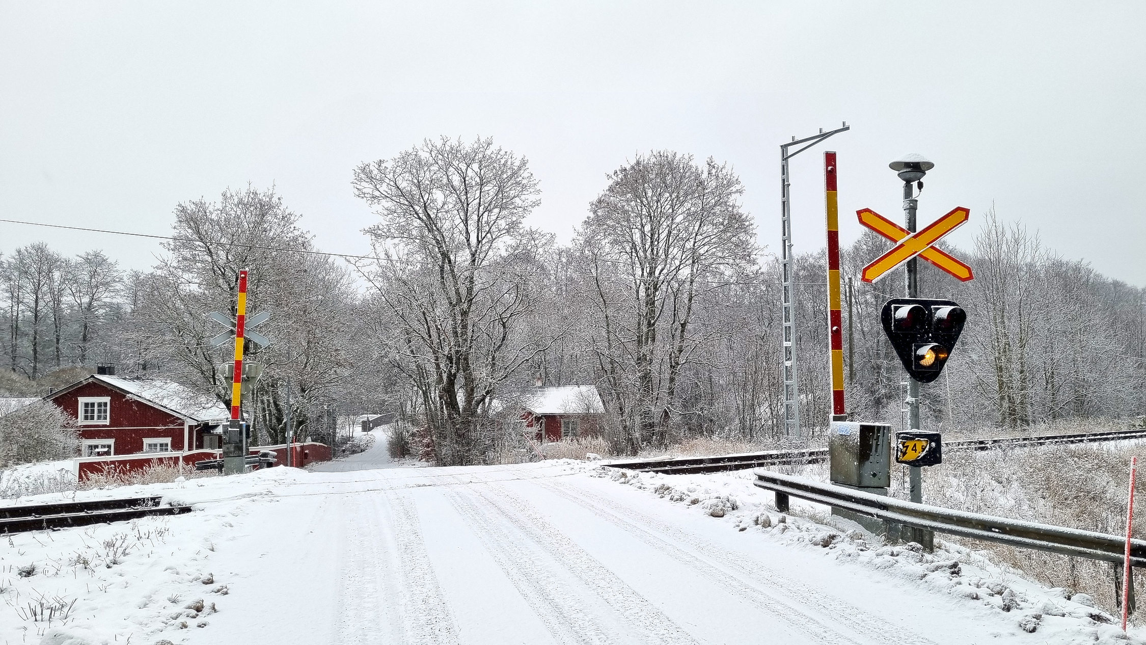 Vintrig järnvägsövergång.