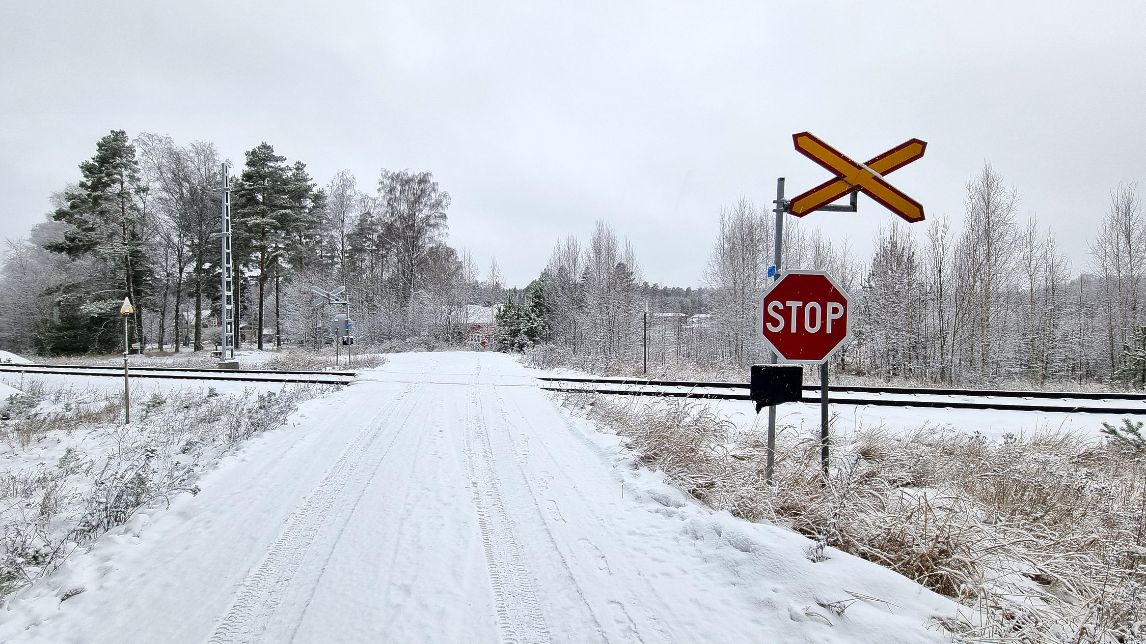 Plankorsningen Leksvall hållplats.