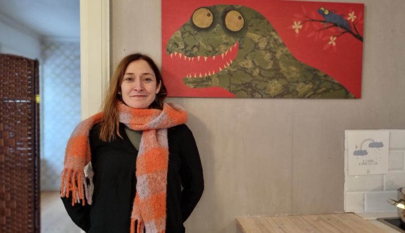 Linda Bondestam vid sin tavla.