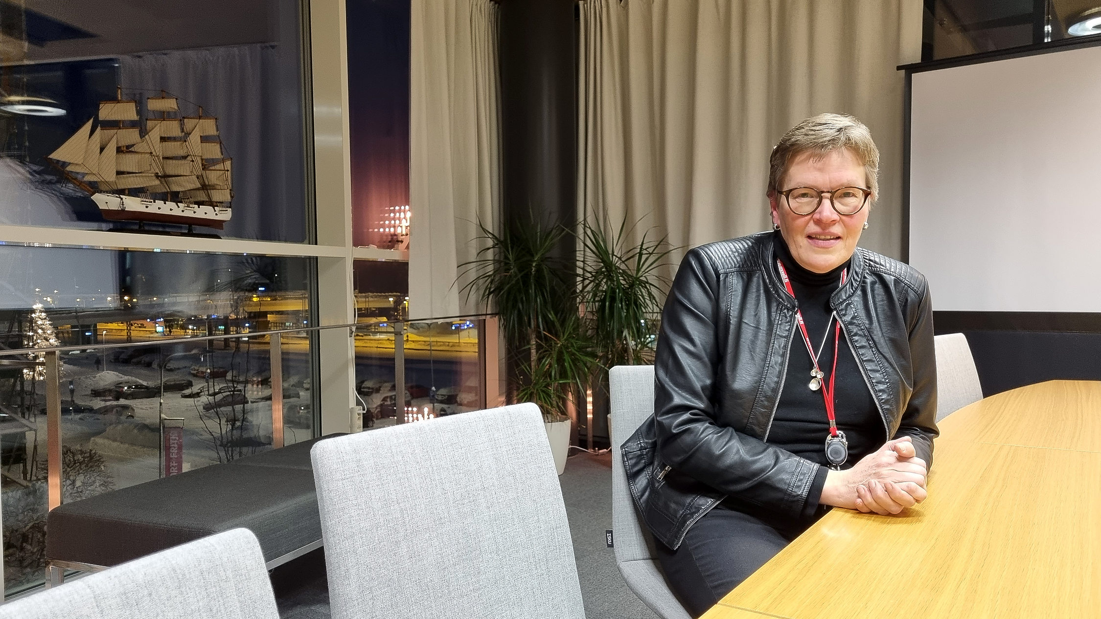 Rektor Lena Johansson vid mötesbord.