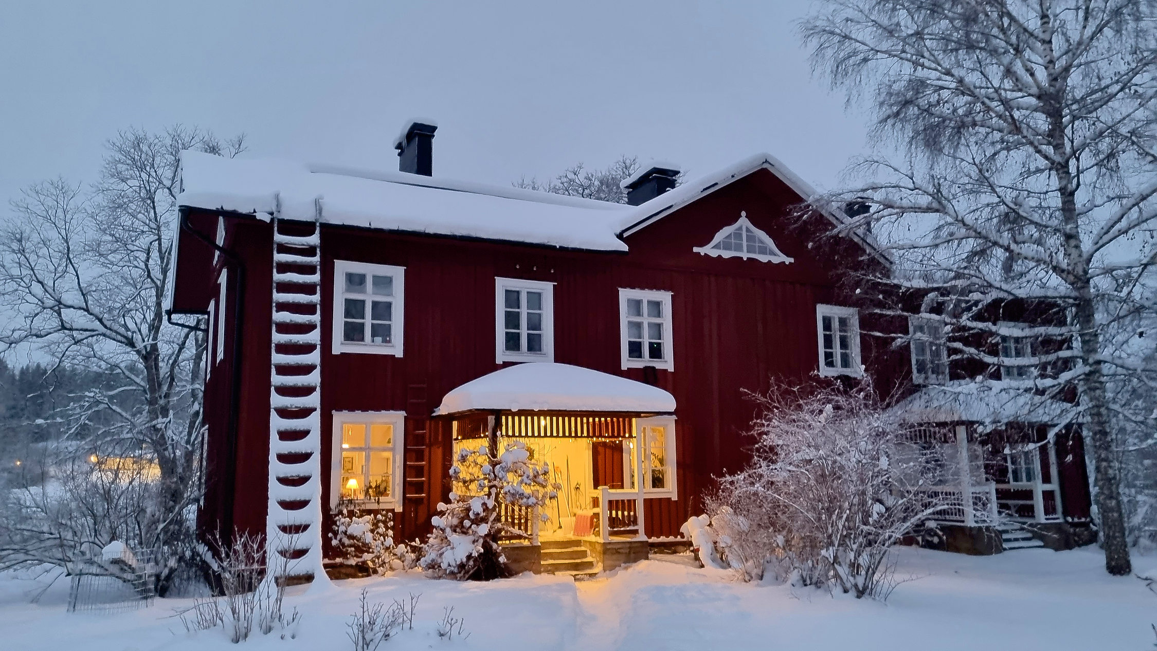 Kulla arbetarkaserner är upprustade liksom många andra av de gamla byggnaderna i Fiskars.
