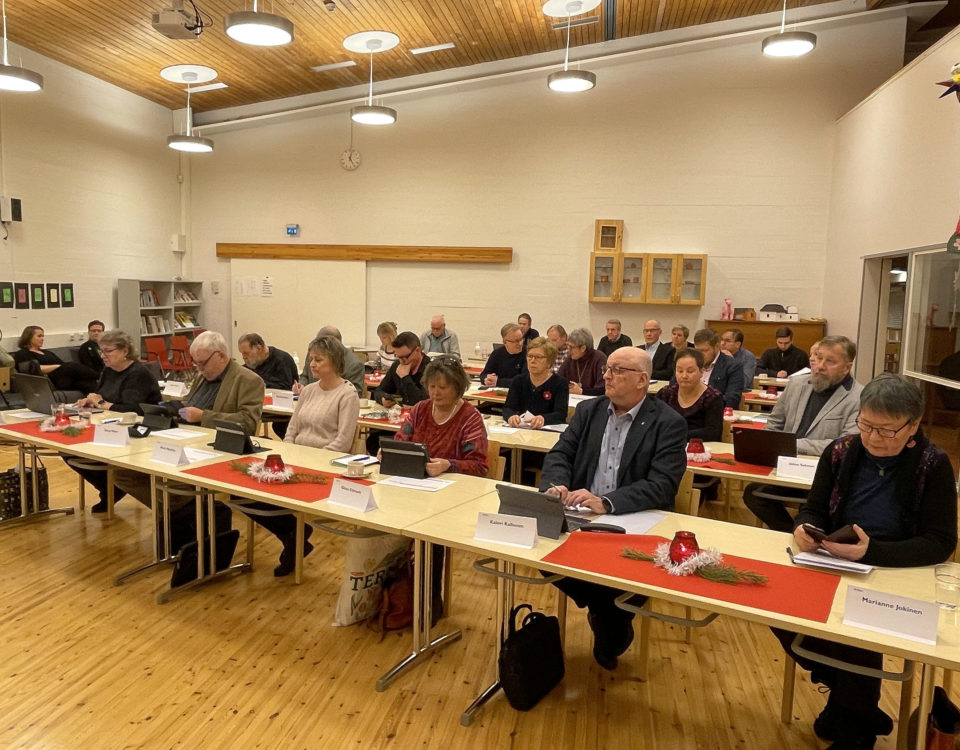 Fullmäktigemöte i mötessal med ett trettiotal personer