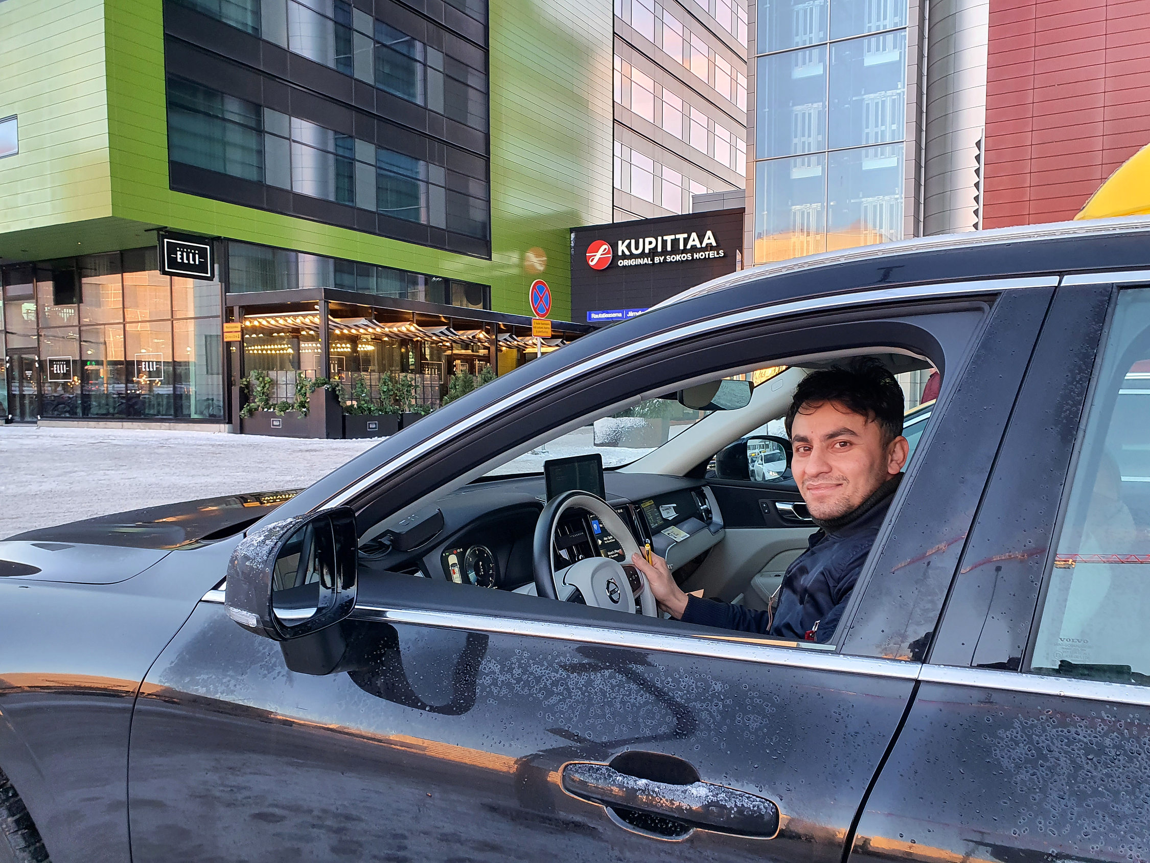 En man i en taxibil.
