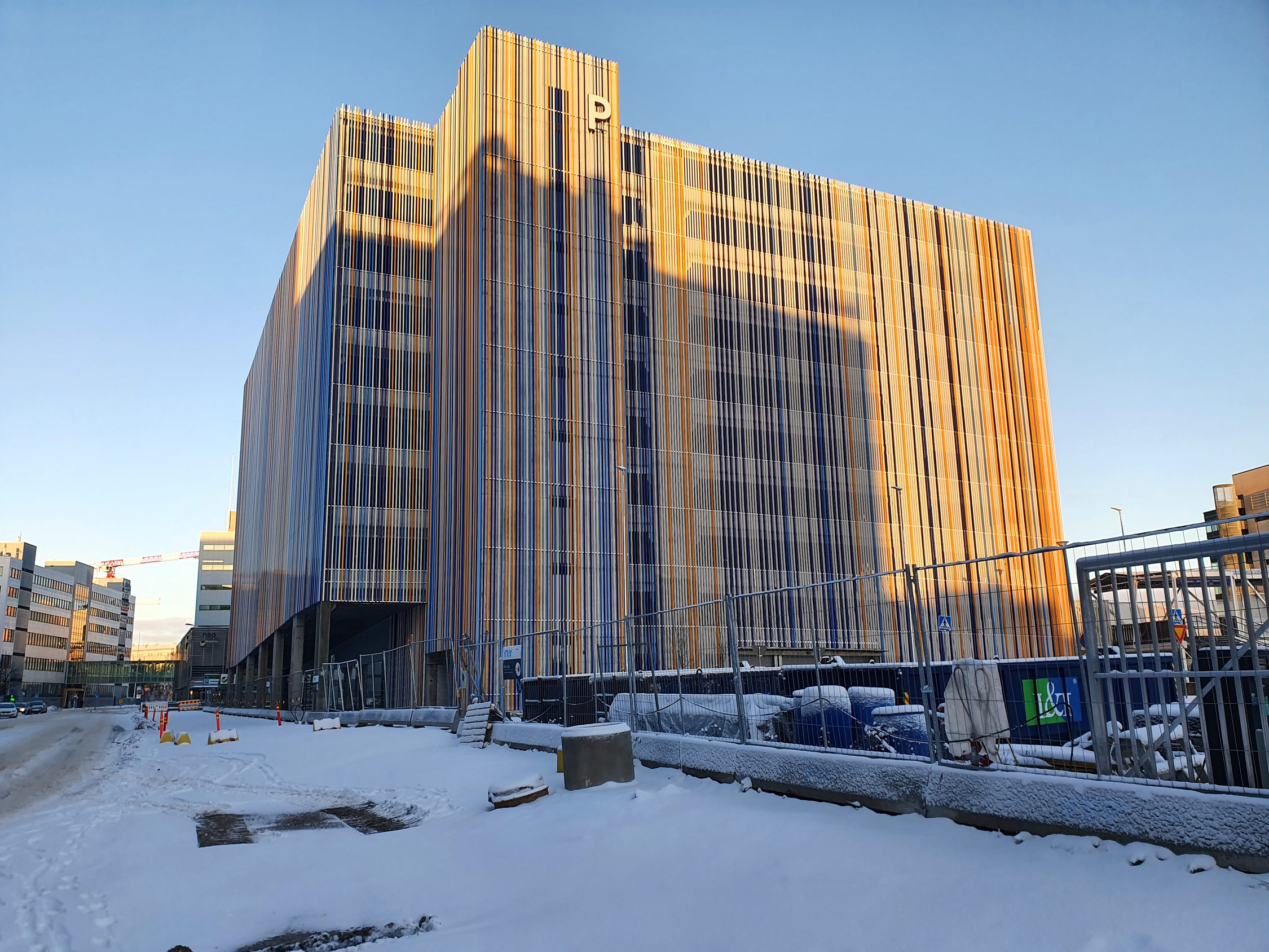 Ett stort hus med randig fasad.
