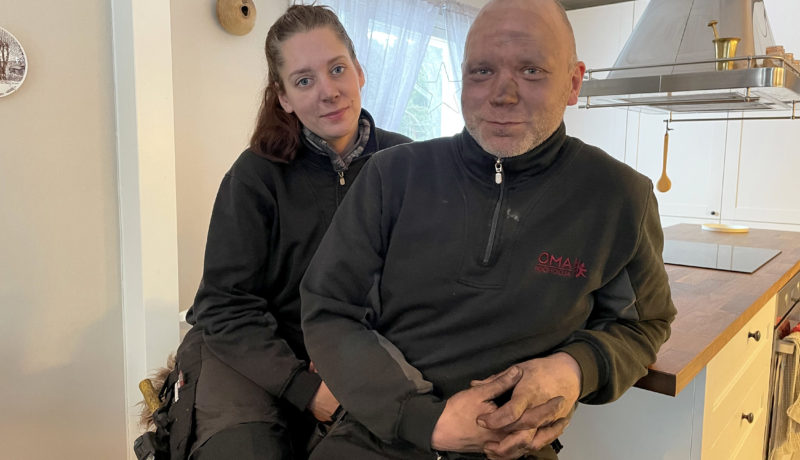Två sotare sitter i ett kök