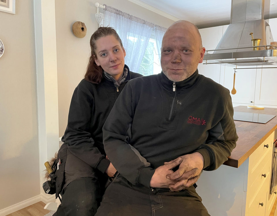 Två sotare sitter i ett kök