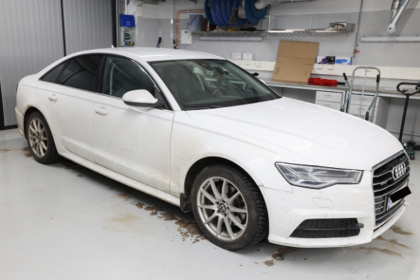 Vit bil av märket Audi.