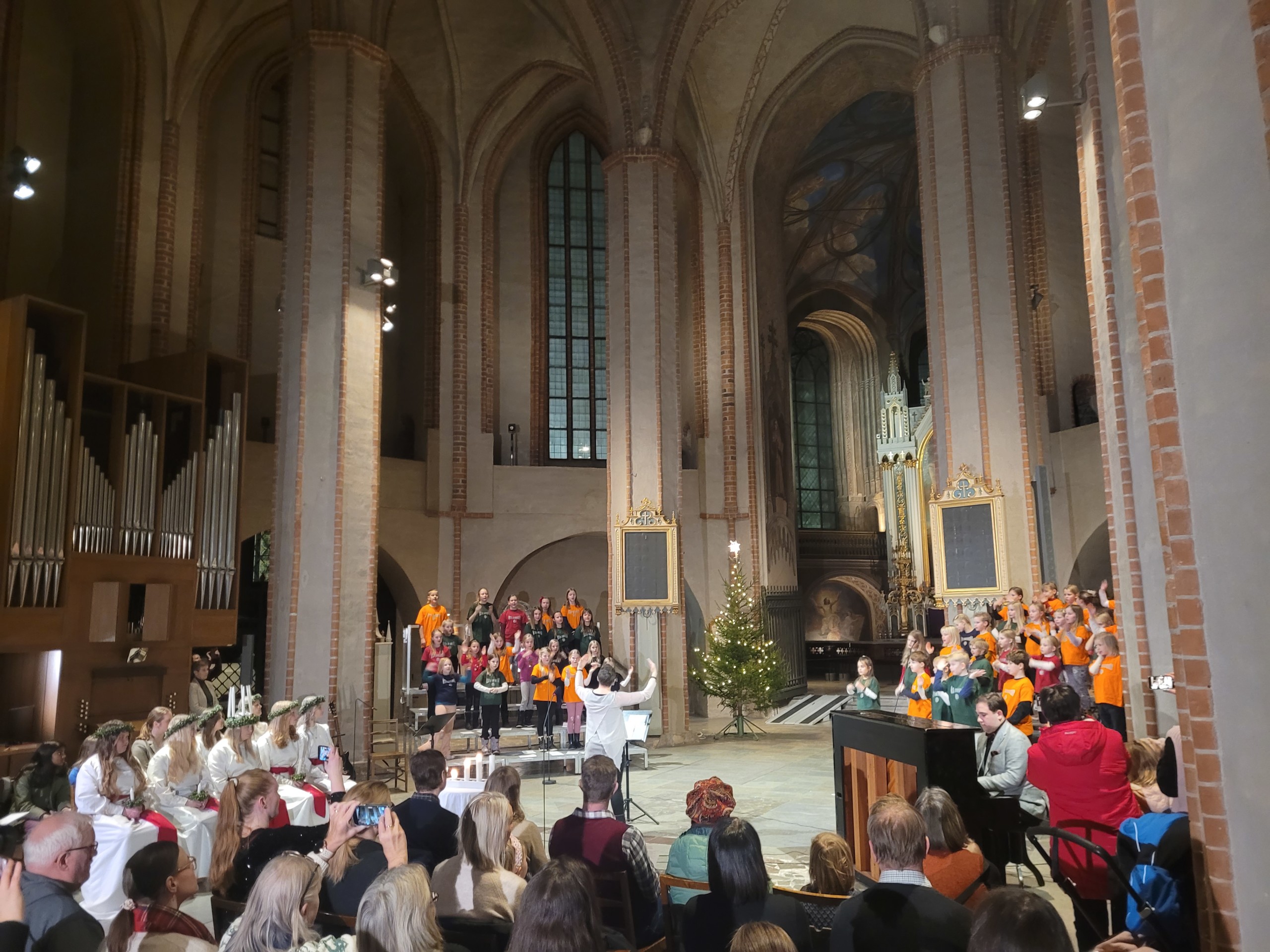 En barnkör i en kyrka.