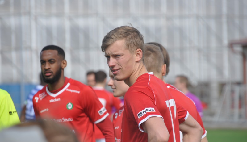 en fotbollsspelare i röd tröja