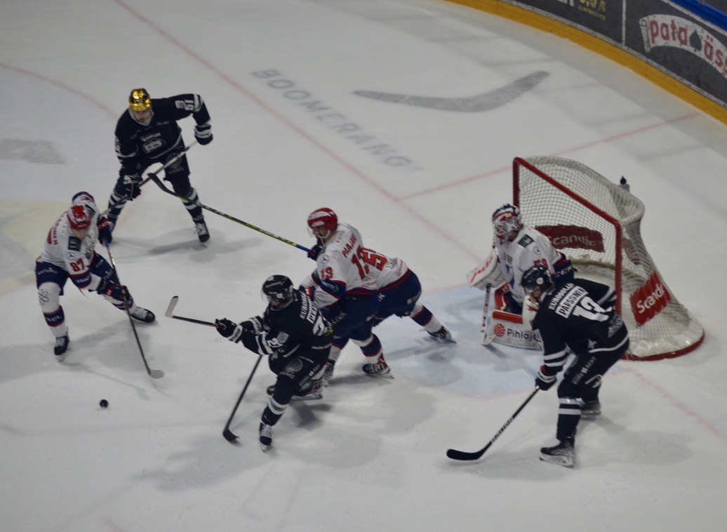 Ishockeyspelare på en is.