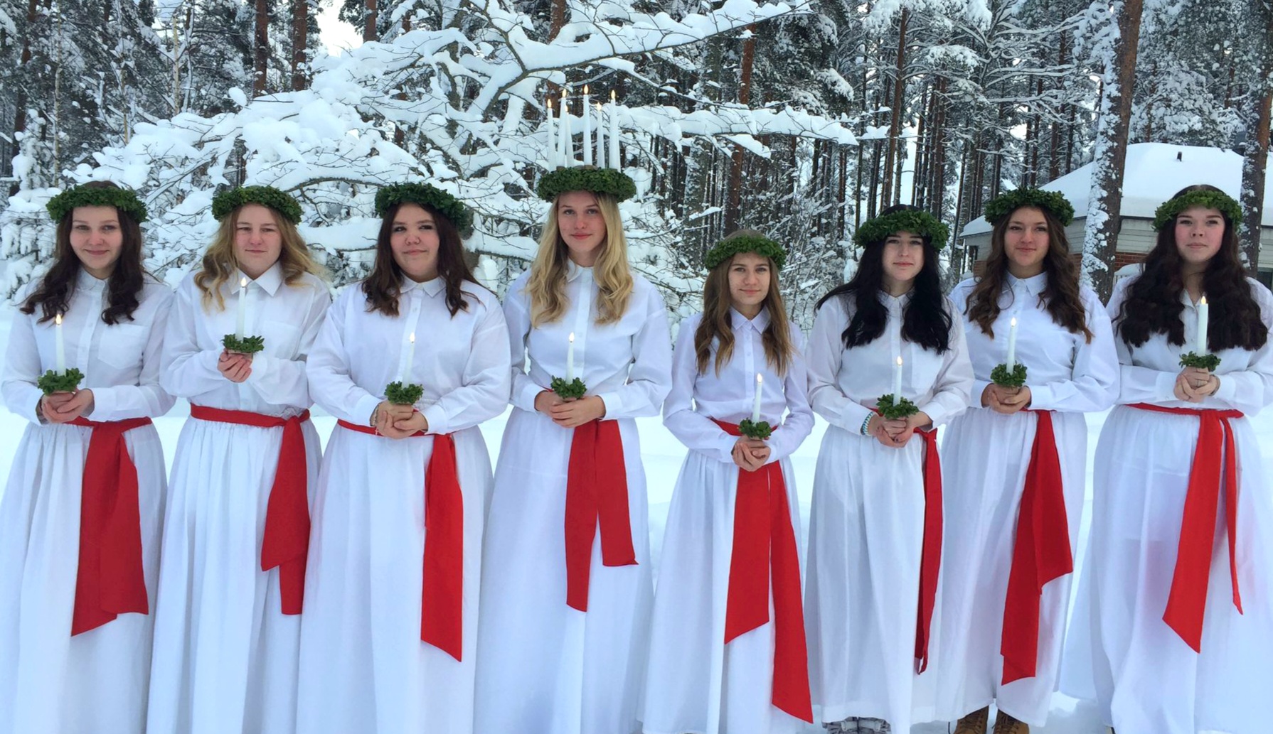 Tenala-Bromarv lucia Nora Ekholm med tärnor.